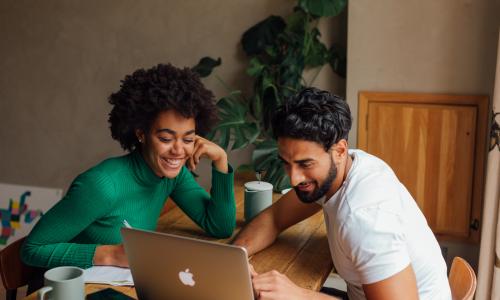 Couple watching a virtual workshop.